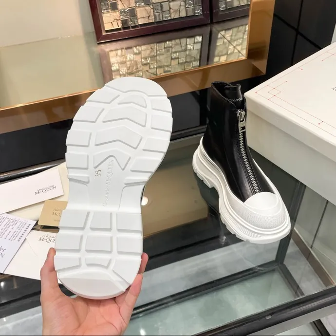 👟👟Ex-factory price 620👟👟 Men +10 🔥4050 McQueen’s new popular women’s boots and couple shoes🔥 Original 1:1 replica, the highest version! AIexanderMcQUEEN✅ products have been certified, endorsed by many celebrities such as Guli Nazha, Wu Lei, and Internet celebrity bloggers, and have fashion models on the T stage of Milan Fashion Week! Front zipper design, easy to wear, 6 cm heel height, comfortable to wear and heighten your legs, fabric: top grain calfskin/ lining: imported sheepskin feet: imported sheepskin, women's size 35-40 (40 must be customized). Men's size 39-45 (45 must be customized). Color: black/white, all black, off-white. Packaging: Matching counter packaging certificate pure cotton bag.